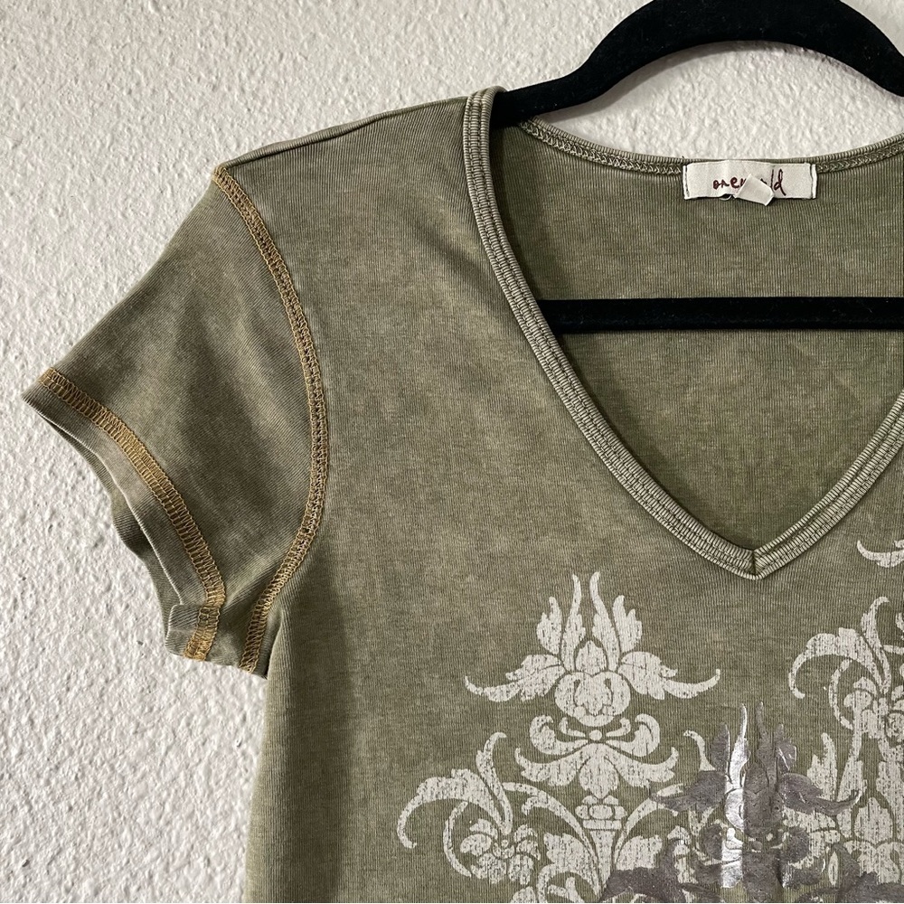 One World Graphic Fitted Shirt Women’s L Green Faded Retro Y2K Grunge 2000s - Picture 5 of 13